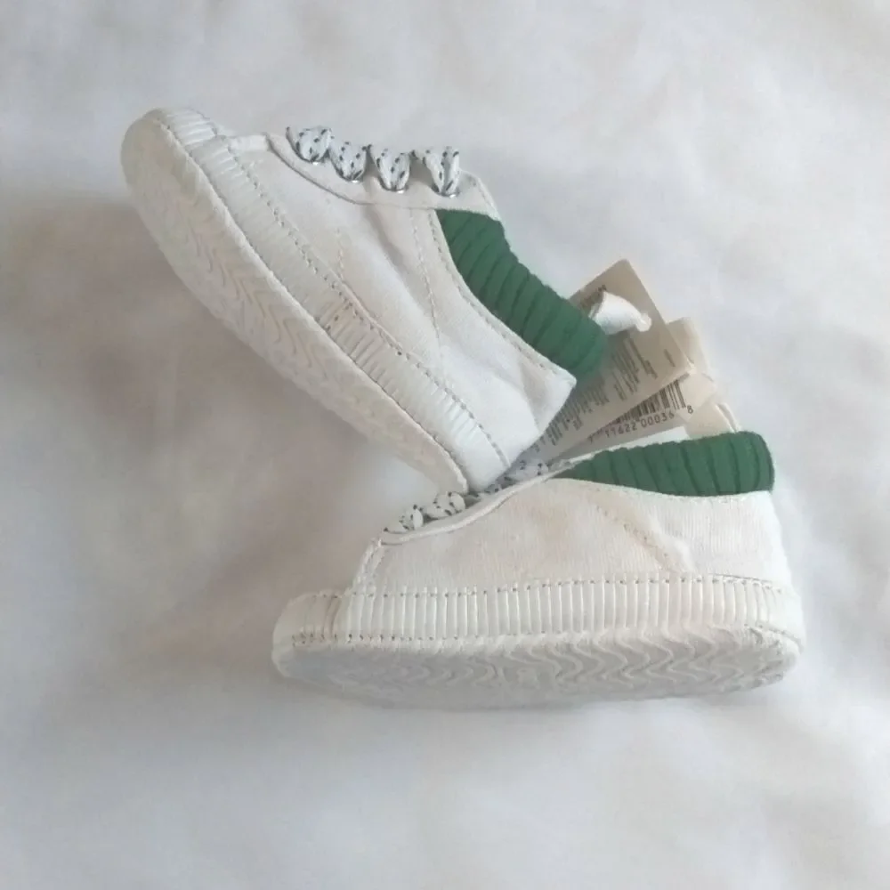 NWT BabyGap Canvas Crib Shoes